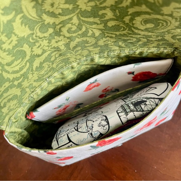 Roses and vines Print magnetic clasp Clutch Fabric Handmade clutch - Picture 5 of 6